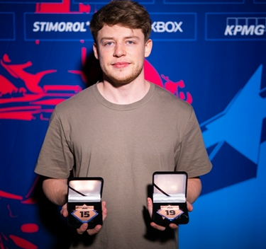 燃情AWE大屏盛宴 KPL重庆狼队与宇树机器人激情对决